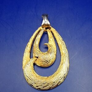 Elegant Gold Swirl Pendant Necklace
